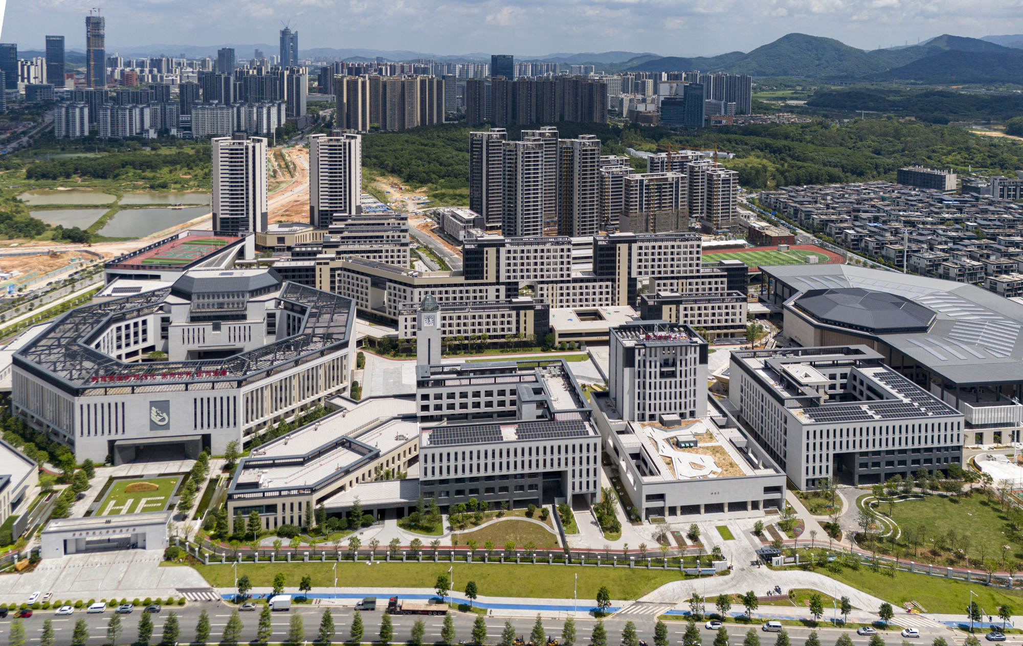 華南師范大學(xué)附屬中學(xué)（知識(shí)城校區(qū)）